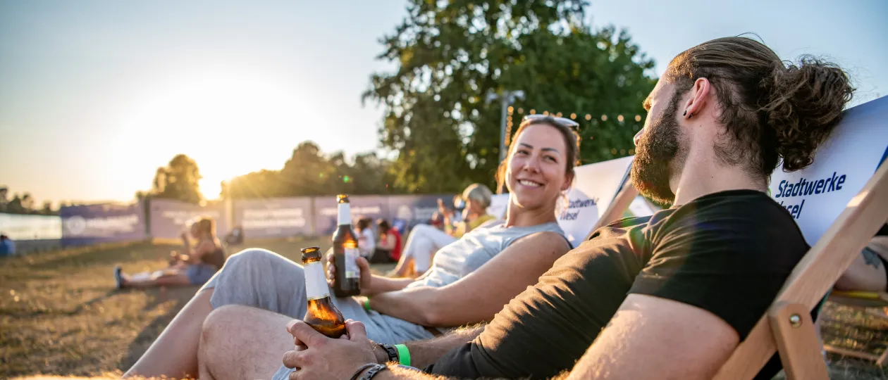 Besucher und Besucherinnen in Stühlen zum Stadtwerke Sommerkino am Auesee