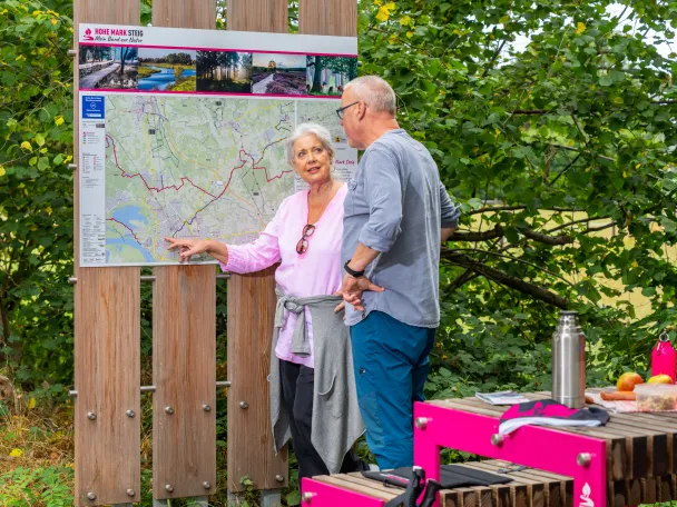 Wesel Bärenschleuse, Paar vor einer Karte